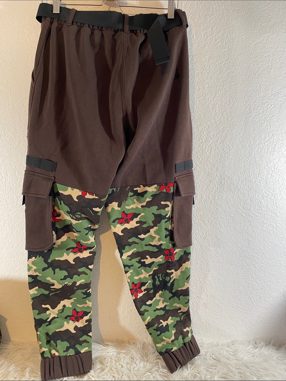Stranger Things Demogorgon Camouflage Cargo Jogger Sweatpants Size Medium NEW - Picture 6 of 13